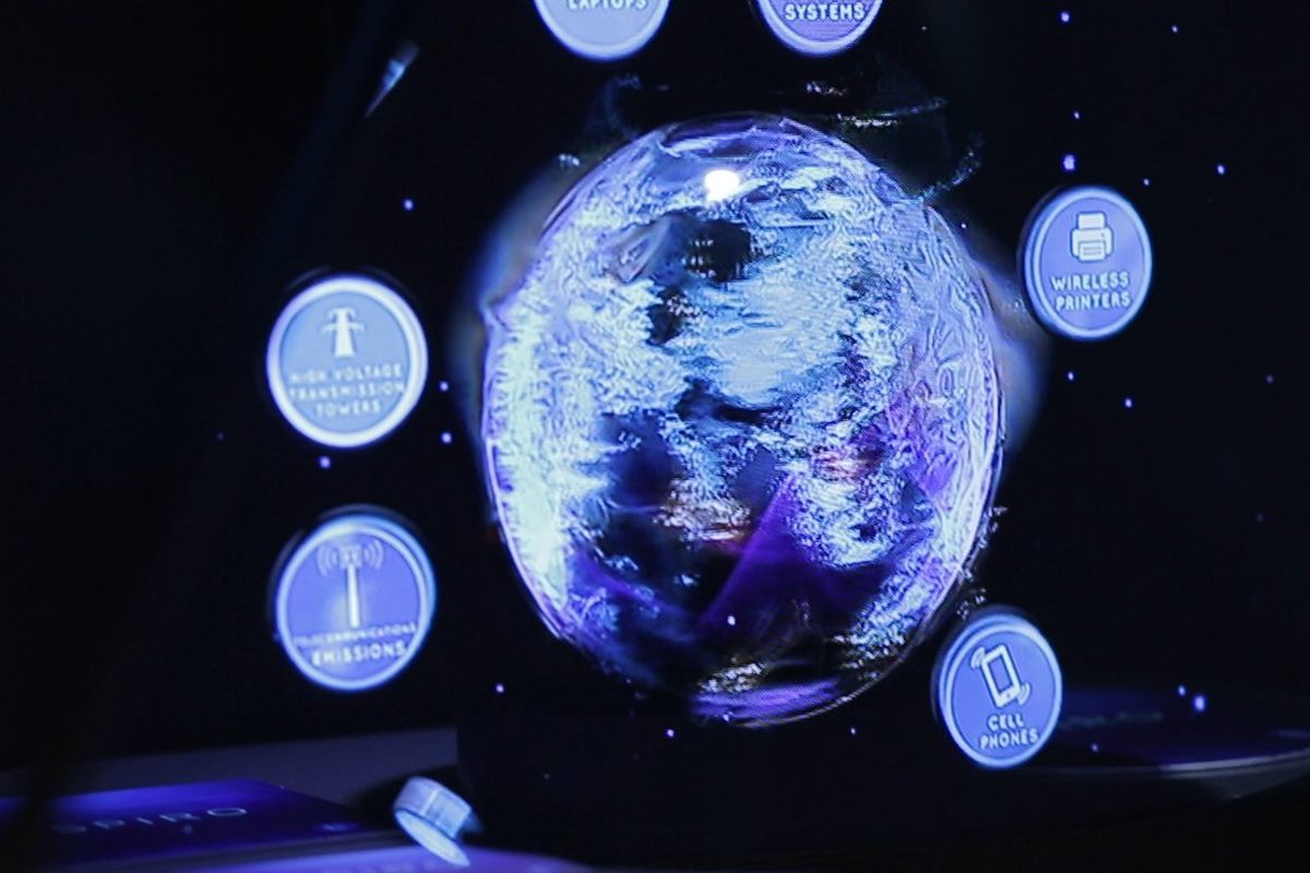 Aplicación interactiva multitouch de catálogo funcionando en una pantalla de evento