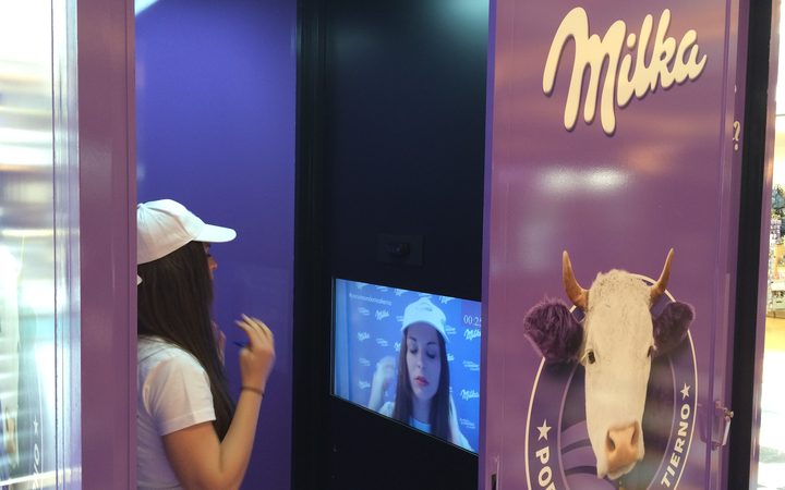 Escaparate táctil interactivo con cristal táctil para tienda Escaparate táctil interactivo con cristal táctil para tienda