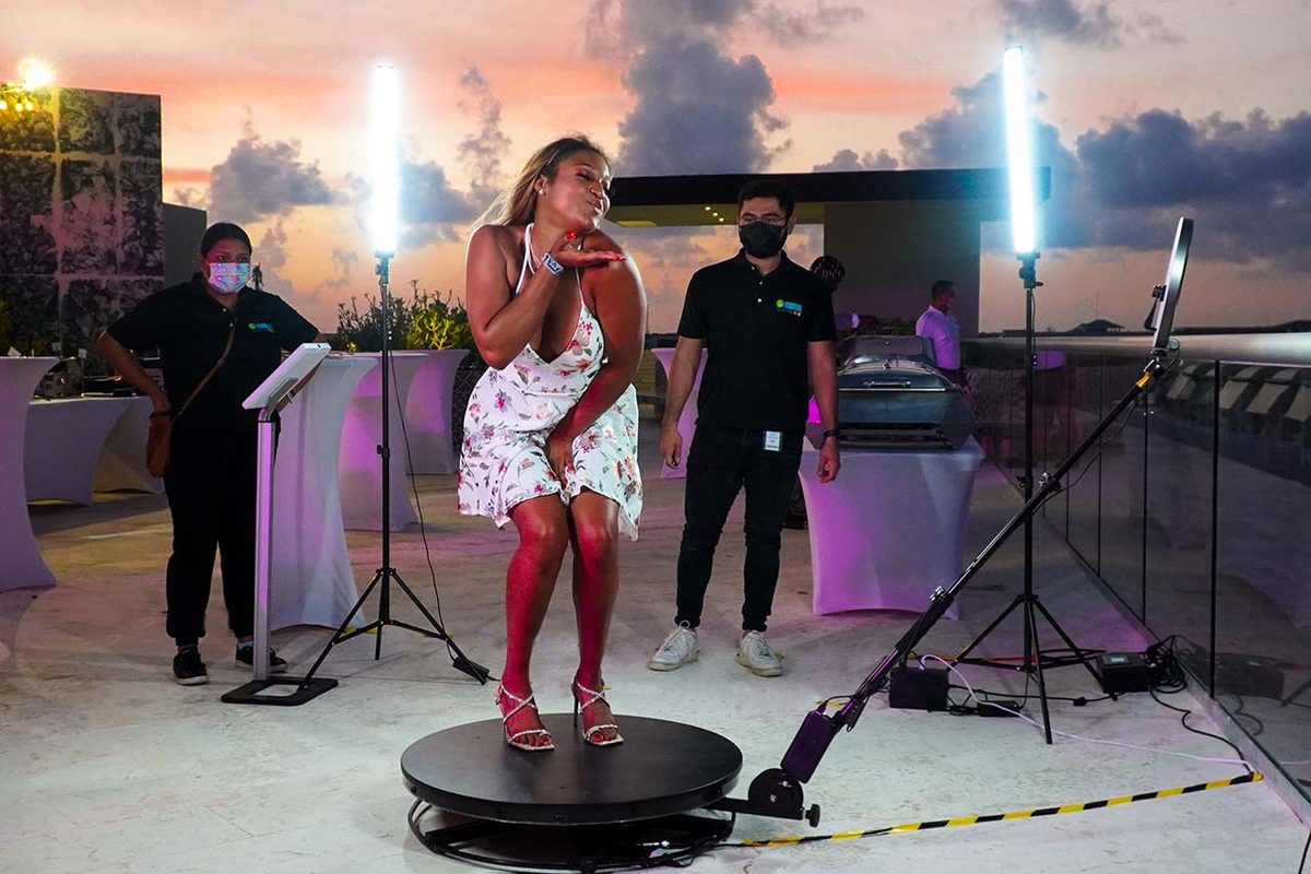 Fotomatón 360 con plataforma giratoria y brazo robotizado grabando en un evento Fotomatón 360 con plataforma giratoria y brazo robotizado grabando en un evento