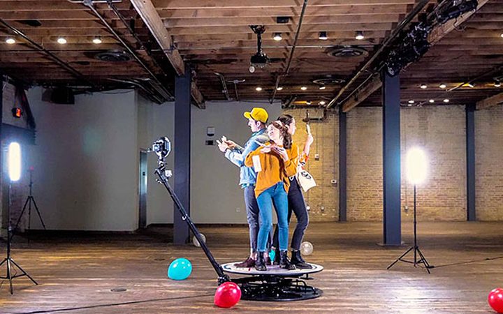 Alquiler de fotomatón 360 y vídeo selfie giratorio para eventos en Madrid