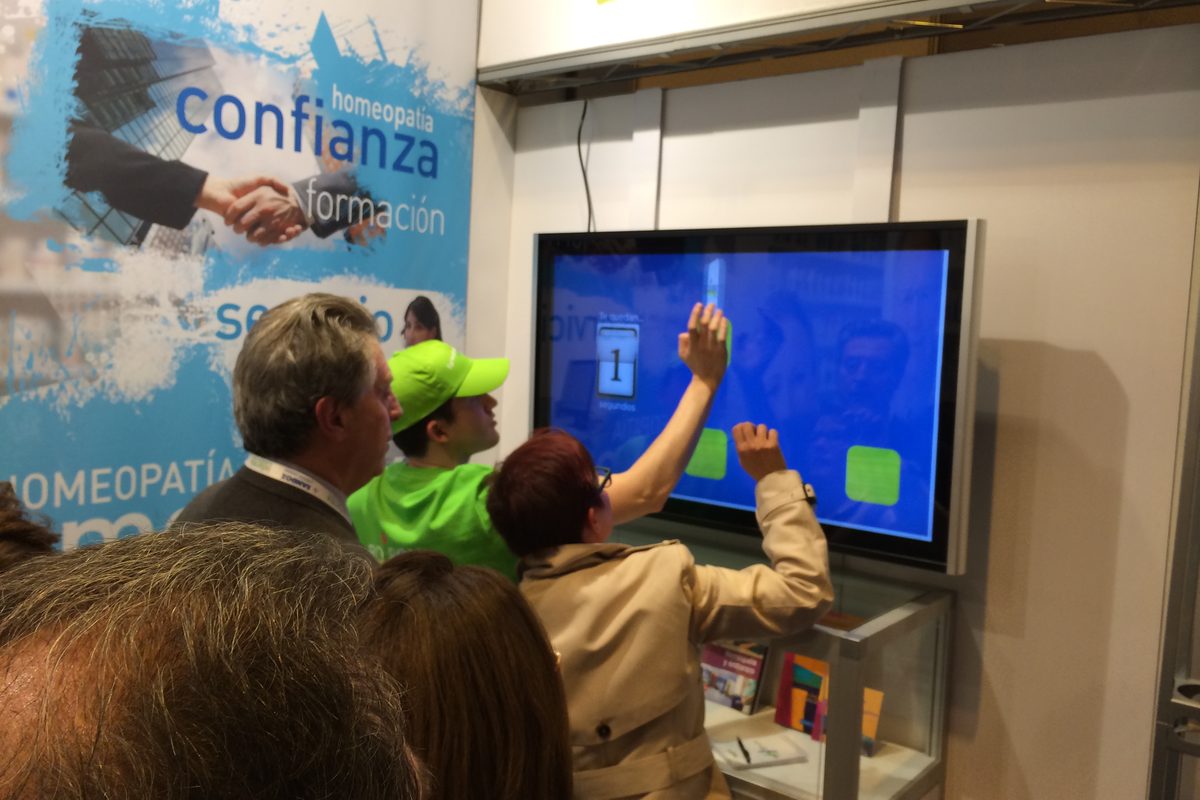 Persona controlando con las manos una aplicación interactiva sin tocar la pantalla