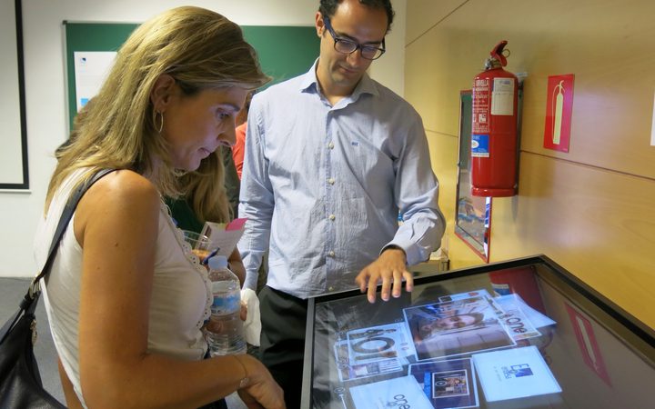 Alquiler de mesa multitáctil multitouch de gran formato para stands y congresos
