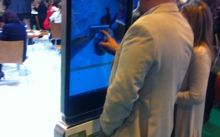 Alquiler de pantalla táctil multitáctil de 32, 42, 55 y 65 pulgadas para eventos