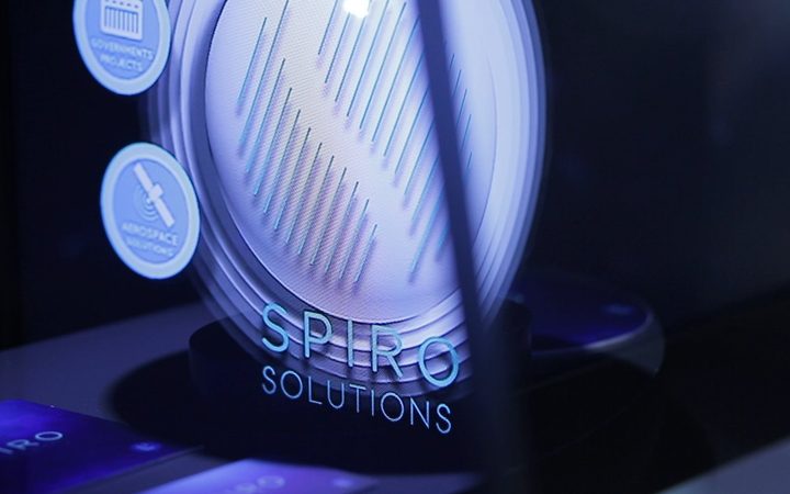 Alquiler de pantalla transparente táctil OLED y LCD para escaparate y stand