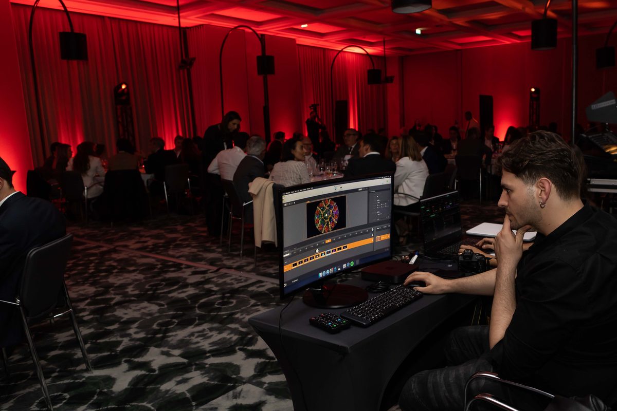 Proceso de alquiler e instalación de equipos interactivos para un evento