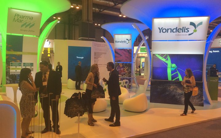 Stand interactivo para feria con pantallas táctiles y videowall