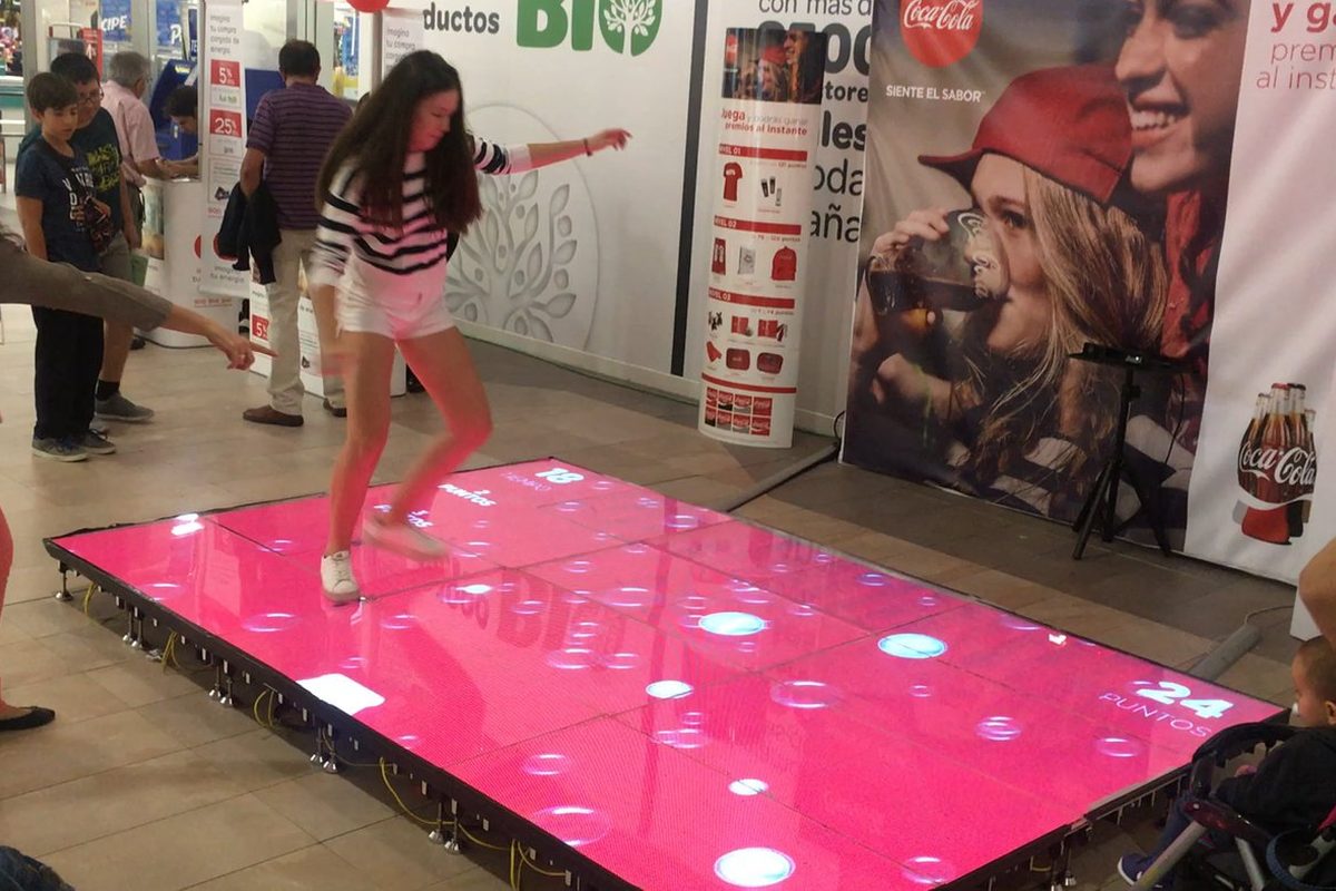 Suelo LED interactivo pisable con efectos que reaccionan al paso en un evento Suelo LED interactivo pisable con efectos que reaccionan al paso en un evento