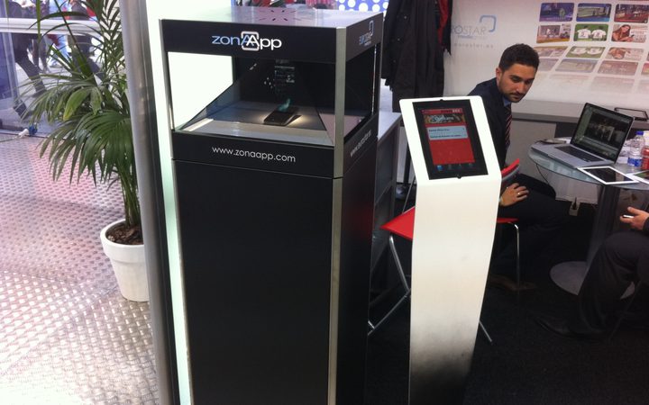Alquiler de tótem táctil interactivo vertical para ferias y eventos