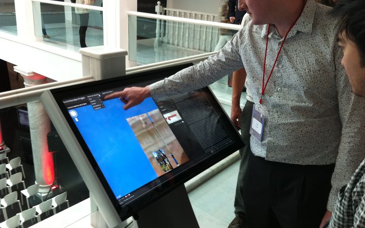 Sistema de votación en directo y preguntas al ponente en congresos